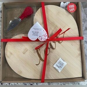 Valentines Day Cheeseboard with Spreader Knife—> says Love NWT